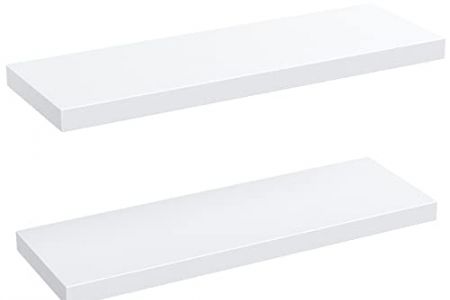 estantería pared blanca